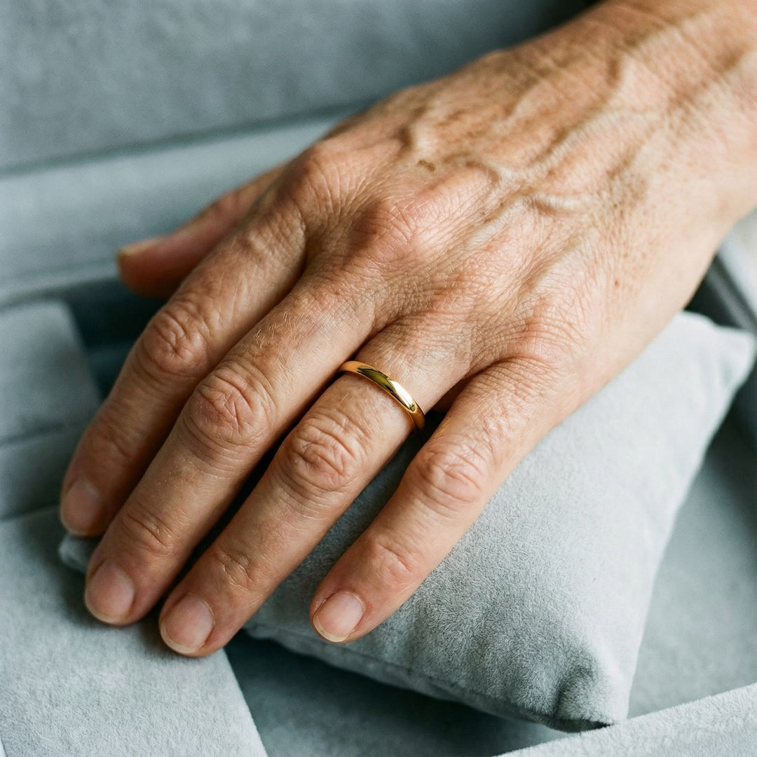 Prosty pierścionek w złotym i srebrnym kolorze