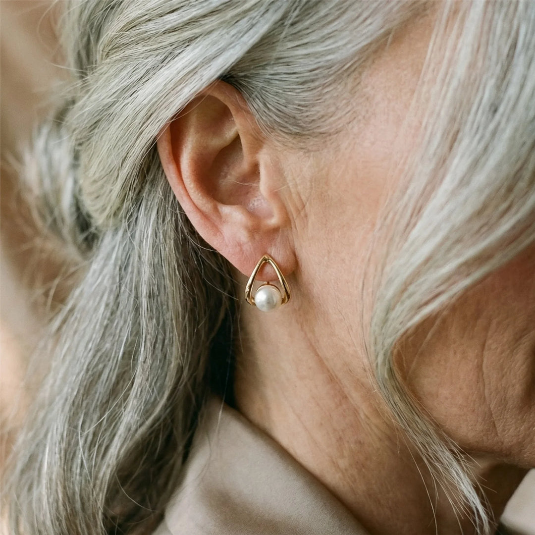 Eleganckie Trójkątne Ażurowe Kolczyki z Perłami