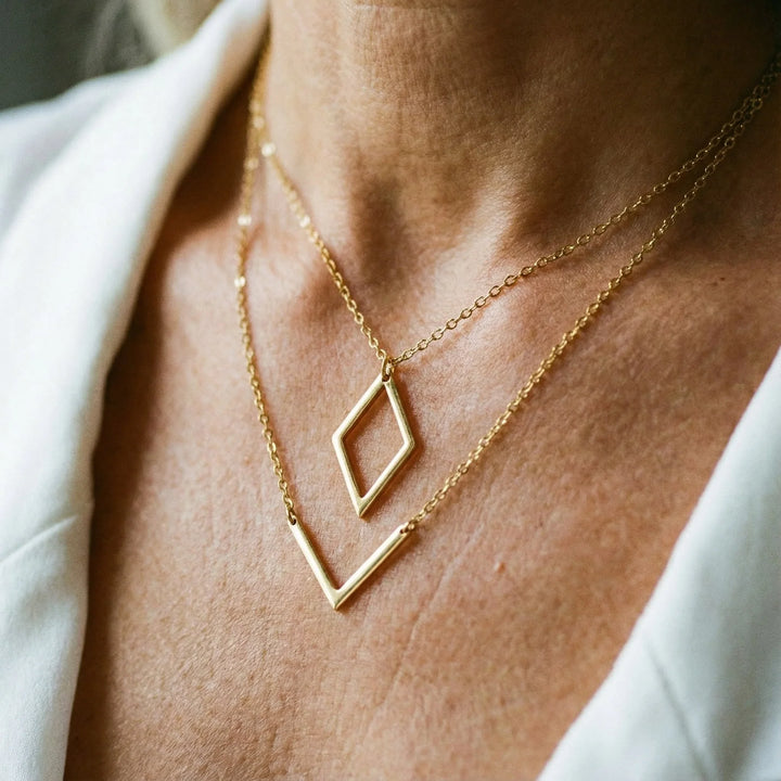 Elegancki naszyjnik z geometrycznym wisiorkiem w kształcie V