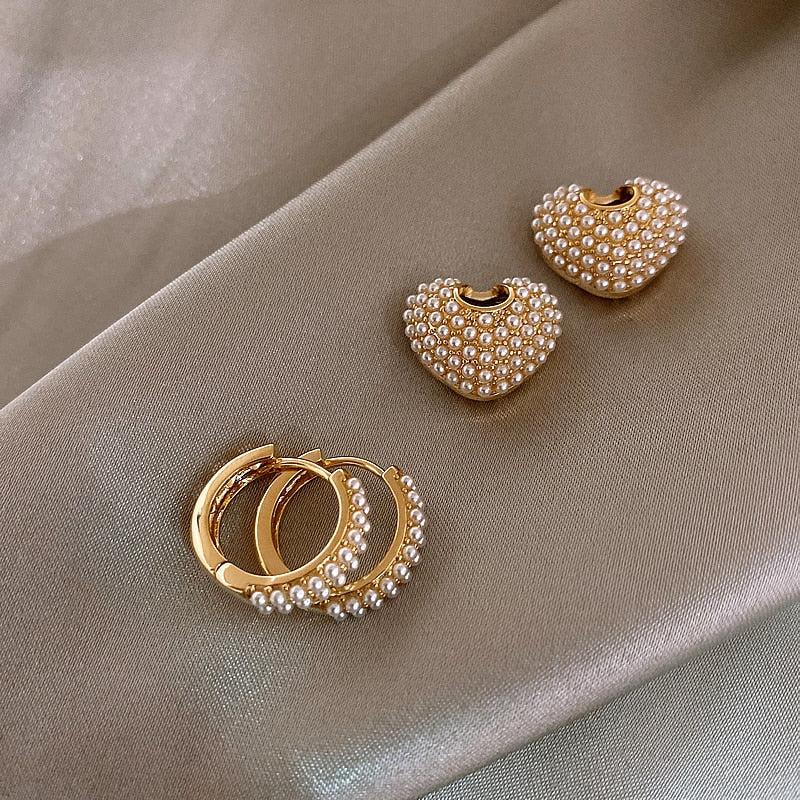 Złote kolczyki z perłami miłości