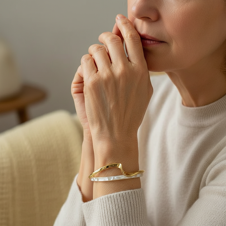 Elegancka Otwarta Bransoletka w Białej Emalii i Złocie