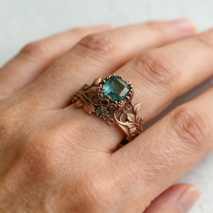 Pierścionek z motywem natury z zielonym kryształem