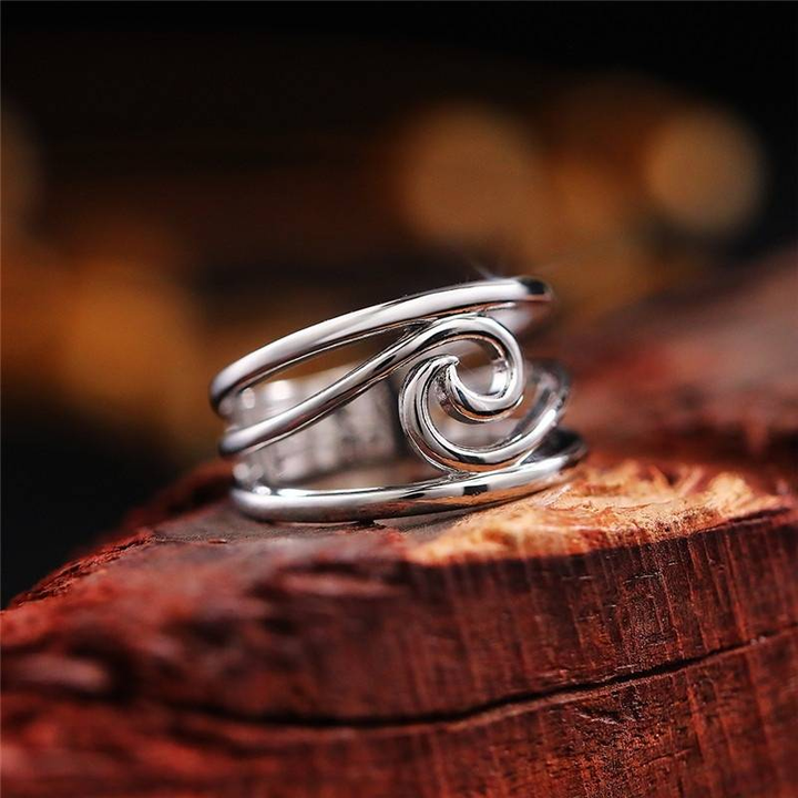 Pierścionek vintage w srebrze z motywem fali