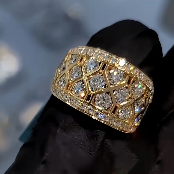 Błyszczący Złoty Pierścionek