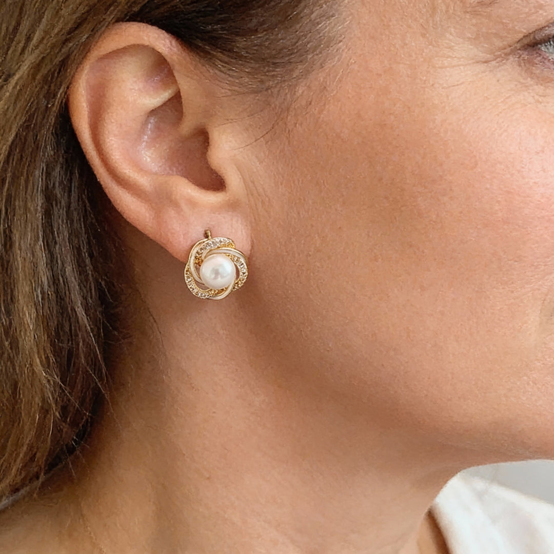 Eleganckie Złote Kolczyki ze Spiralnymi Perłami i Cyrkoniami