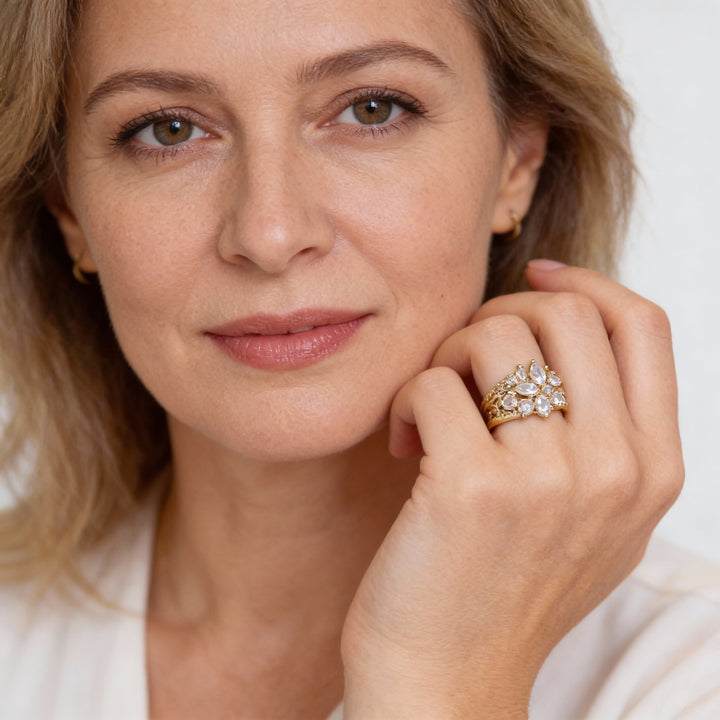 Ażurowy Złoty Pierścionek z Białymi Kryształami