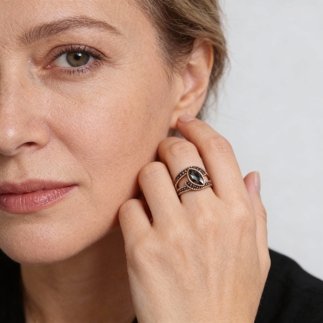 Elegancki Pierścionek w Czarnym Krysztale