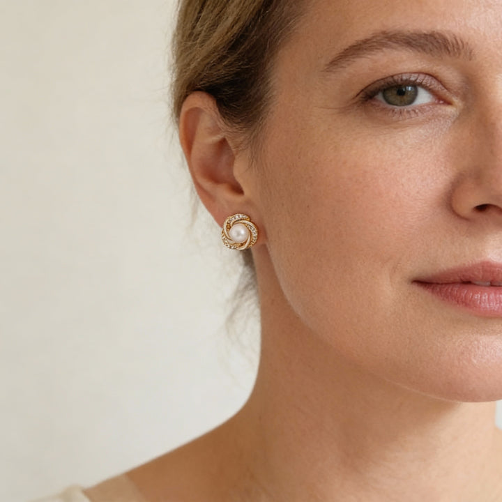 Eleganckie Złote Kolczyki ze Spiralnymi Perłami i Cyrkoniami