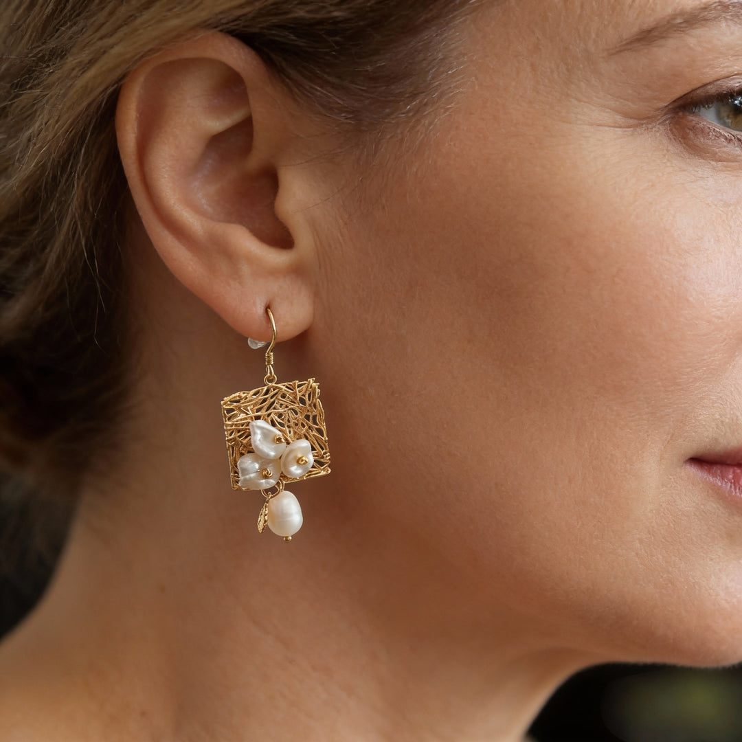 Vintage Kolczyki z Białymi Perłami i Kwiatami