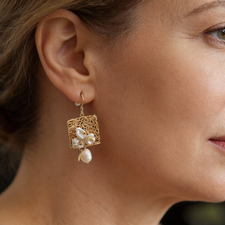 Vintage Kolczyki z Białymi Perłami i Kwiatami