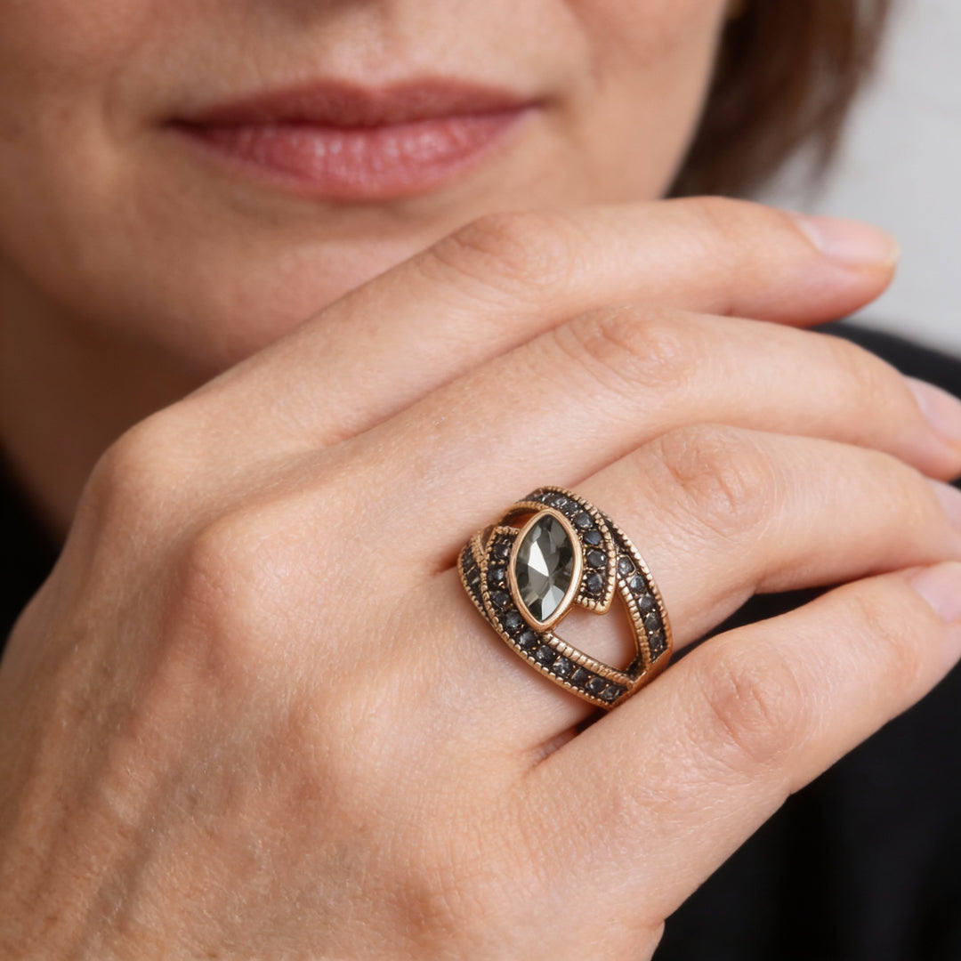 Elegancki Pierścionek w Czarnym Krysztale