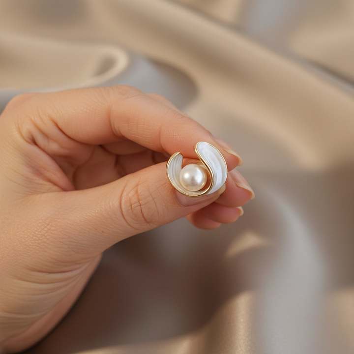 Luksusowe kolczyki z białym opalem i perłami w złocie